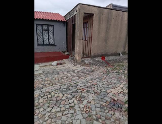 8 BEDROOM HOUSE FOR SALE IN TEMBISA